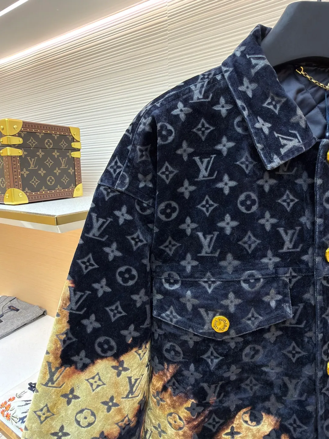 LOUIS VUITTON bonfire flocked denim jacket ●Original version: purchased and developed by 29909 ●Item number: 1681698-D90 ●Fabric: jacquard flocked denim fabric ●Technology: Shaohua production ●Version: fitted version ●Weight: about 1345 grams ●Size: 46-48-50-52 ●Description: Jacquard flocked denim fabric using twill weave. The texture is thick and the twill texture and clear lines have been properly processed. The fabric is custom-dyed and spun yarn is flocked, with the classic presbyopia pattern throughout. The entire piece of garment is cut using infrared laser positioning. The body is cut by hand to match the pattern. The pieces are cut and positioned to match the pattern. The entire width of the garment is fixed with single-needle embroidery in thick lines. From the waistband, trouser pockets, and pockets, all are made to high-end sewing standards, and multiple processes are exclusively developed and customized, resulting in huge fabric losses. Each piece is made by a master with rich washing experience. He uses gauze to dip acrylic paint and apply it evenly on the flocking surface by hand according to the original positioning method. The dyeing time is controlled, and the scrap rate of defective products is extremely high. Each large piece presents a unique fire cloud effect. The overall wiring is straight and delicate, the fabric is comfortable and soft, and the color is consistent without color difference. It can be matched with the same style to create a fashionable look and control various occasions. Customized accessories, complete with three standards, same style for men and women!